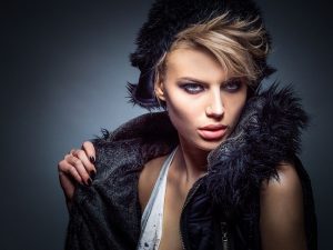 žena